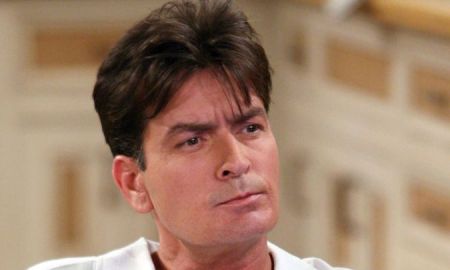 Vizinha de Charlie Sheen invade casa do ator e tenta estrangulá-lo, diz <i>site</i>