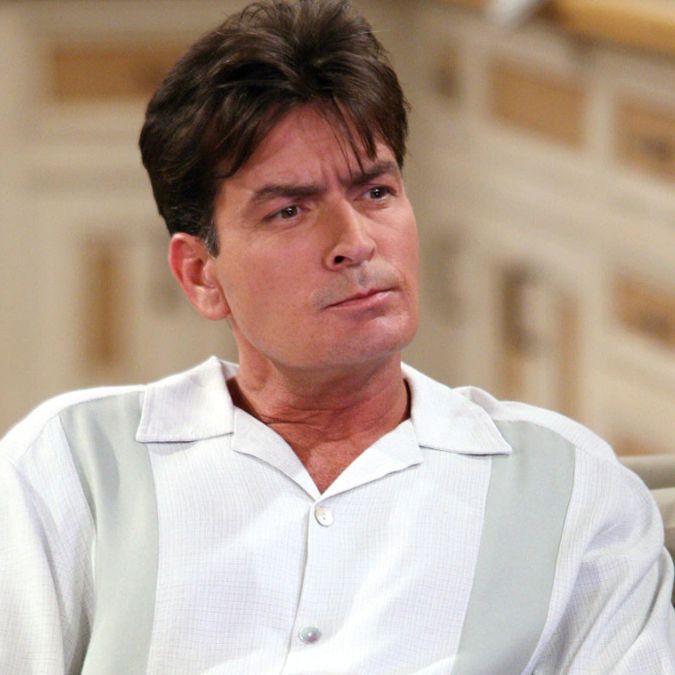 Vizinha de Charlie Sheen invade casa do ator e tenta estrangulá-lo, diz <i>site</i>