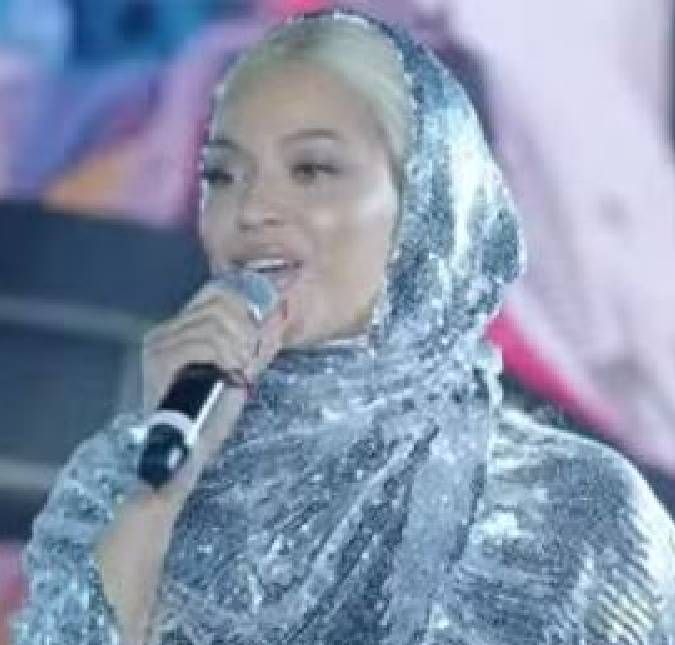 Celulares lacrados e tradutor disponível, fãs que conheceram Beyonce no Brasil revelam bastidores do encontro Cantora fez aparição surpresa em Salvador na última quinta feira, dia 21