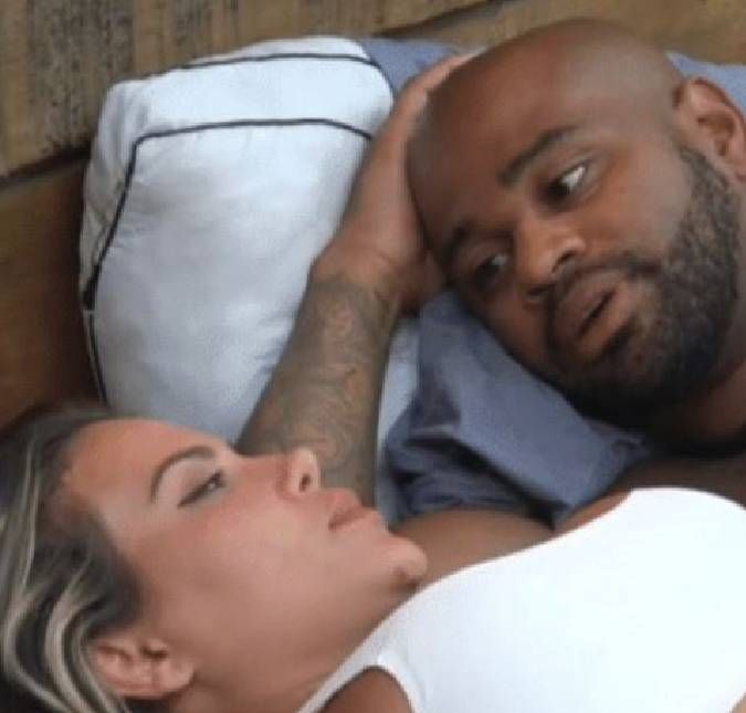Assumidíssimos! César Black pede Kally Fonseca em namoro Cantora rebateu internautas que criticaram o casal