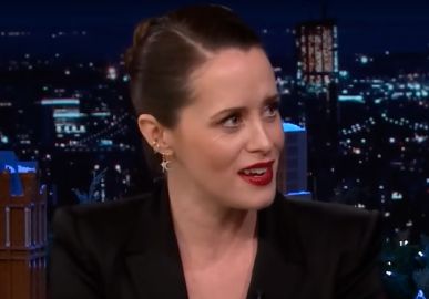Atriz de The Crown recusa autógrafo por motivo curioso e intriga internautas