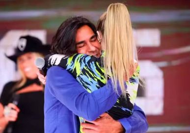 André Gonçalves e Danielle Winits passam Natal juntos e atriz se declara ao ex-peão: <i>Amo-te, campeão</i>
