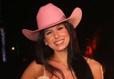 Ana Castela compra carro de 500 mil reais e menciona <i>haters</i> em agradecimento: <i>Fruto do meu trabalho e haters</i>