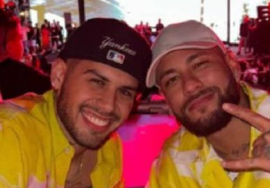 Neymar Jr. e Zé Felipe posam lado a lado no cruzeiro do jogador; confira quem mais está a bordo do navio