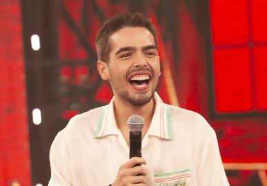 João Silva usa sapatos pequenos e ganha <i>puxão de orelha</i> da mãe: <i>Vou mandar uma sandália maior</i>