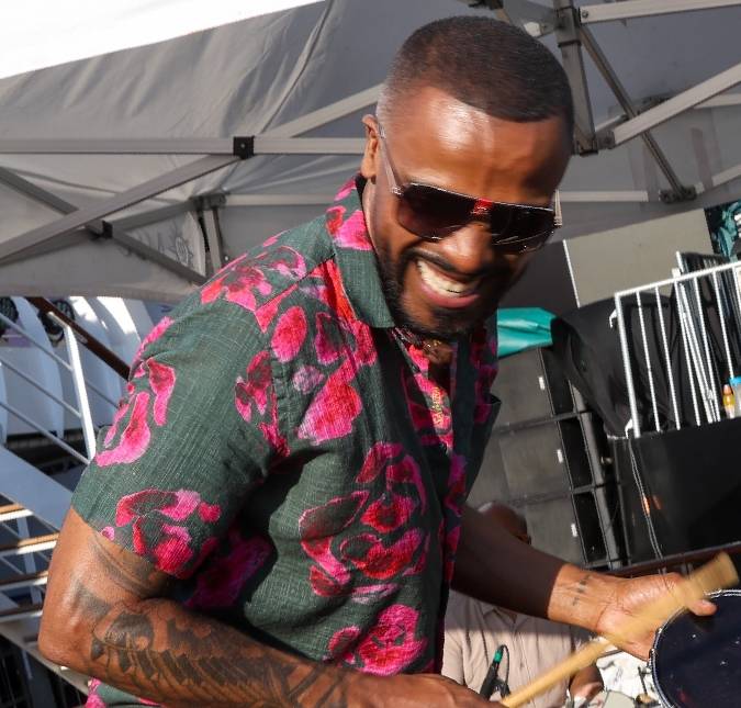 Após passageiro cair no mar, Alexandre Pires cancela <i>show</i> em navio e se pronuncia