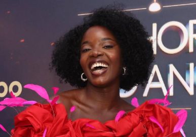 Clara Moneke fala sobre vida financeira após sucesso em <i>Vai Na Fé</i>: <i>Continuo voltando do mercado carregando sacola pesada</i>