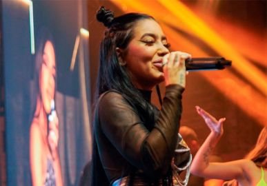 MC Mirella conta como foi a madrugada com a filha: <i>- Não estou dormindo nada</i>