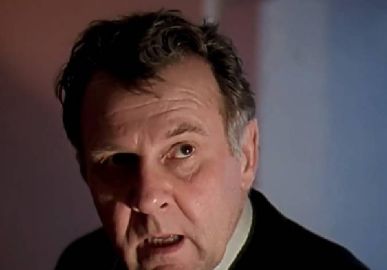 Morre Tom Wilkinson, ator de <i>Ou Tudo ou Nada</i>, aos 75 anos de idade. Veja as celebridades que nos deixaram em 2023
