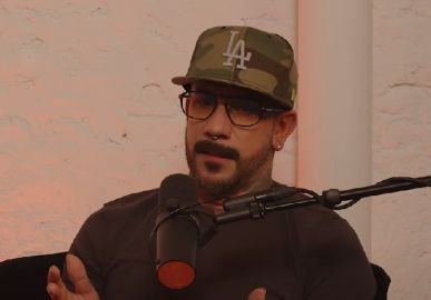 AJ McLean, do <i>Backstreet Boys</i>, compartilha vídeo dançando completamente nu