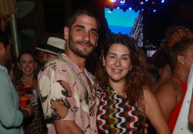 Grávida, Fernanda Paes Leme curte Galinhada do Zé Maria em Fernando de Noronha