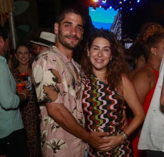 Grávida, Fernanda Paes Leme curte Galinhada do Zé Maria em Fernando de Noronha