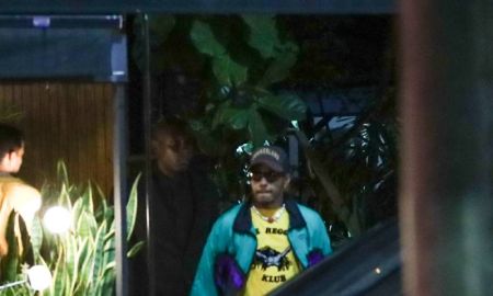 De verde e amarelo, Lewis Hamilton é visto deixando restaurante no Rio de Janeiro