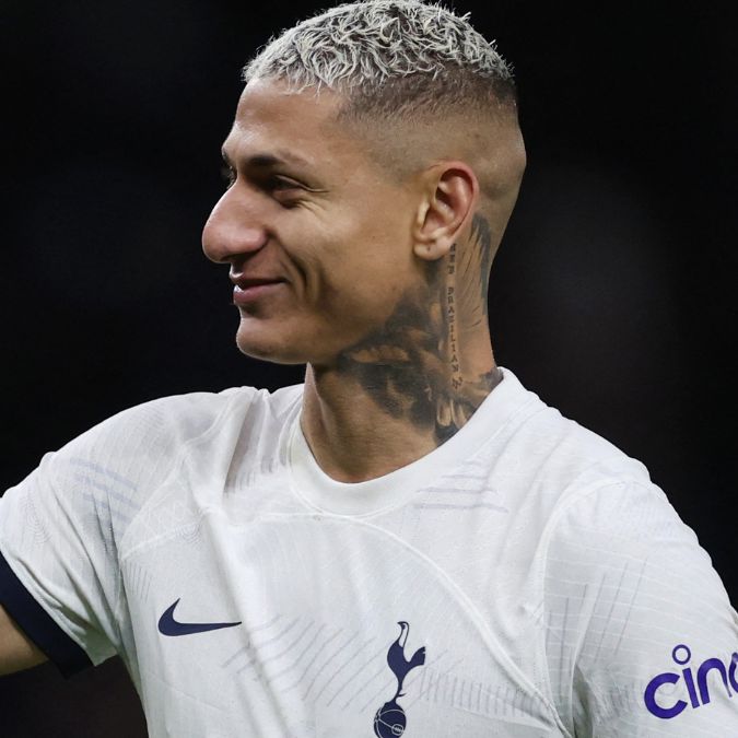 Richarlison diverte a <i>web</i> ao assumir namoro de forma inusitada; veja!