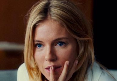 Atriz Sienna Miller dá à luz segundo filho aos 42 anos de idade, diz jornal