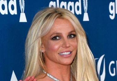 Após boatos de namoro com criminoso, Britney Spears afirma estar solteira