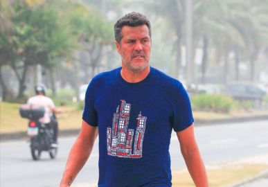 Após separação de Susana Werner, Julio Cesar é visto caminhando na Barra da Tijuca