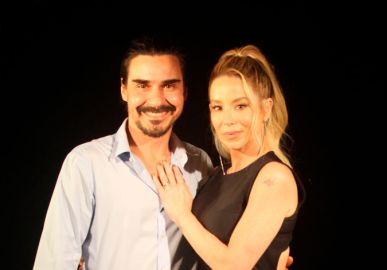 Após reatar casamento, Danielle Winits compartilha foto dando beijão em André Gonçalves