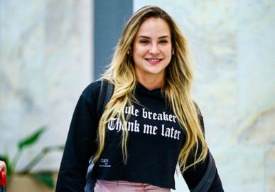 Gabi Martins curte <i>show</i> de sandália rasteirinha, mas acaba pisando em cocô: <i>- Ah, não, gente</i>