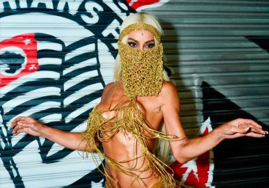 De peruca branca e fantasia de feiticeira, Sabrina Sato dá <i>show</i> de beleza em ensaio da <i>Gaviões da Fiel</i>