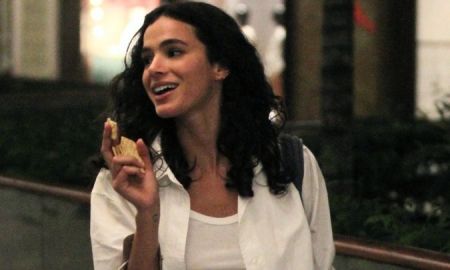 Bruna Marquezine cai em Fernando de Noronha e fãs brincam: <i>Engraçada até caindo</i>