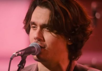 John Mayer revela desejo de se casar e explica qual é sua fantasia romântica: <i>- Confiança</i>