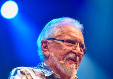 Após cirurgia no cérebro, Carlos Alberto de Nóbrega mostra bom-humor no hospital