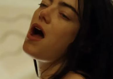 Cena de sexo explícito de Emma Stone foi cortada de <I>Pobres Criaturas</i> para filme poder ser lançado