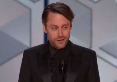 Kieran Culkin viraliza na <i>web</i> após ganhar estatueta no <i>Globo de Ouro 2024</i> e mandar recado a Pedro Pascal: <i>- Chupa</i>