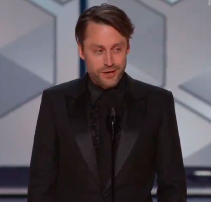 Kieran Culkin viraliza na <i>web</i> após ganhar estatueta no <i>Globo de Ouro 2024</i> e mandar recado a Pedro Pascal: <i>- Chupa</i>