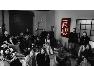 Começa a produção da quinta temporada de <I>Stranger Things</I> e <I>Netflix</I> divulga imagem com elenco reunido
