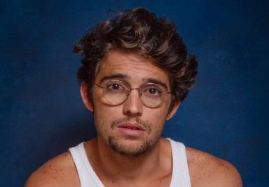 Rafael Coimbra se permite atuar em produção toda falada em inglês: <i>Um grande desafio na minha carreira!</i>
