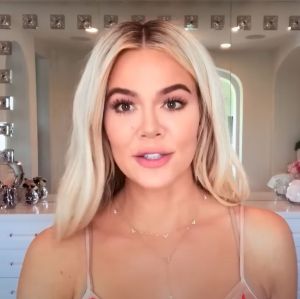 Ao responder fã, Khloé Kardashian não descarta possível <i>affair</i> com mulheres