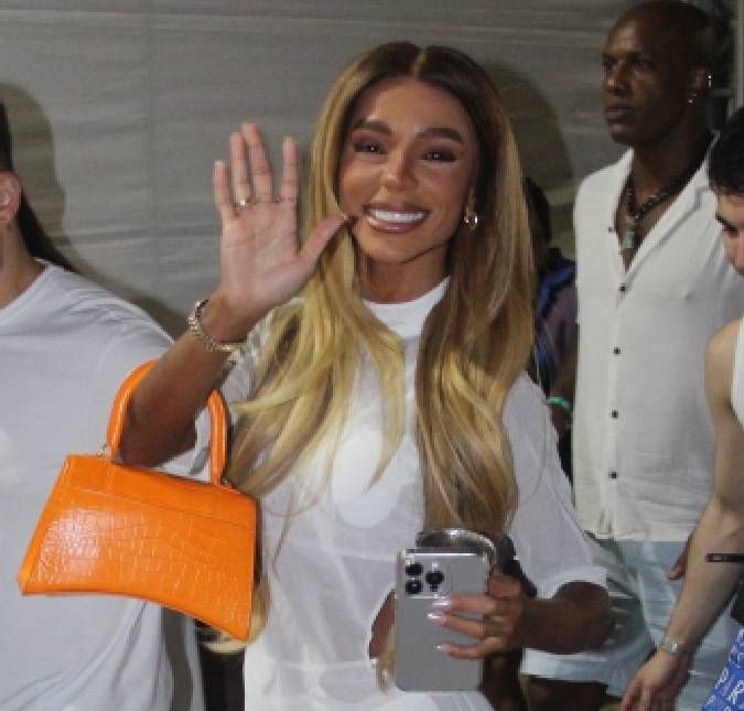 Brunna Gonçalves choca internautas ao mostrar valor do IPVA de seu carro: Quase 12 mil reais! A dançarina percebeu a triste realidade de ser proprietária de um veículo de luxo