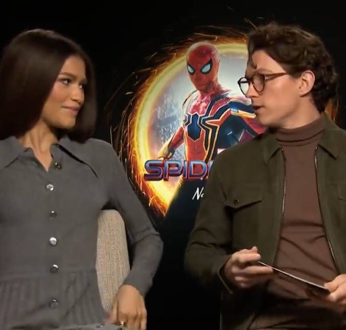 Após tomar unfollow de Zendaya, Tom Holland atualiza status de relacionamento Os atores estão juntos oficialmente desde 2021