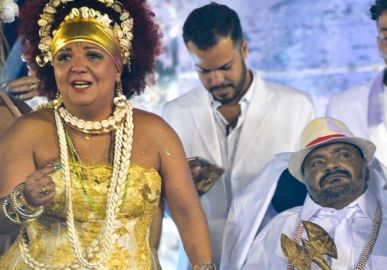 Esposa de Arlindo Cruz é bombardeada por críticas após expor momento íntimo com o cantor: <i>Sem noção</i>