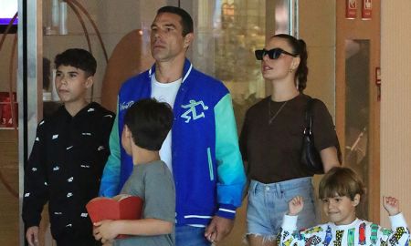 Isis Valverde e Marcus Buaiz fazem passeio em família com os filhos; veja
