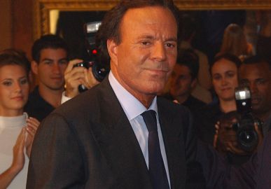 Cantor Julio Iglesias é detido em aeroporto de Punta Cana por conteúdo suspeito nas malas, diz programa