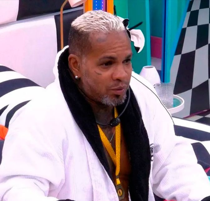 O cantor assistiu ao show de Ludmilla de braços cruzados e ainda criticou a letra de uma das músicas enquanto conversava com Wanessa: - Qualquer pessoa pode se escandalizar com a frase bate com o p*u na minha cara. Eu não gosto e nunca vou gostar de uma palavra bate o p*u na minha cara. Nada para mim vai ser legal. O cantor assistiu ao show de Ludmilla de braços cruzados e ainda criticou a letra de uma das músicas enquanto conversava com Wanessa: - Qualquer pessoa pode se escandalizar com a frase bate com o p*u na minha cara. Eu não gosto e nunca vou gostar de uma palavra bate o p*u na minha cara. Nada para mim vai ser legal.