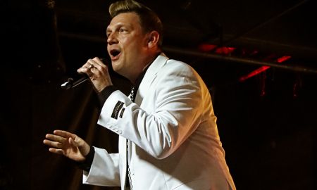 Poucos dias depois de desabafar sobre morte da irmã, Nick Carter, do <i>Backstreet Boys</i>, faz <i>show</i> no Rio de Janeiro