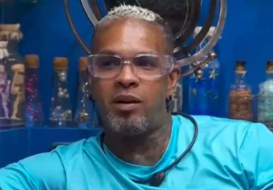 Rodriguinho se irrita com dinâmica e cogita apertar botão de desistência do <i>BBB24</i>: <i>- Estou no meu limite</i>