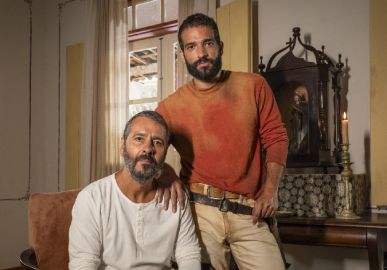 Humberto Carrão revela que ele e Marcos Palmeira combinaram trejeitos para viver mesmo personagem em <I>Renascer: - A gente se encontra muito na fala</I>