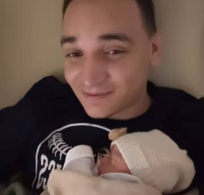 Após nascimento do filho, João Gomes faz reflexão: <i>Sou o cara mais feliz desse mundo</i>
