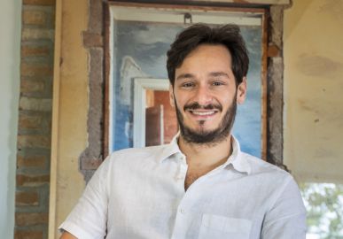 Bruno Luperi revela dificuldades de atualizar roteiro de <I>Renascer: - Estamos em uma nova era</I>