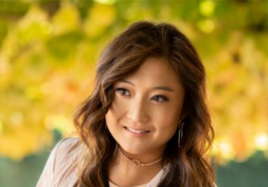 Ashley Park, de <I>Emily In Paris</i>, vai parar na UTI após sofrer choque séptico crítico