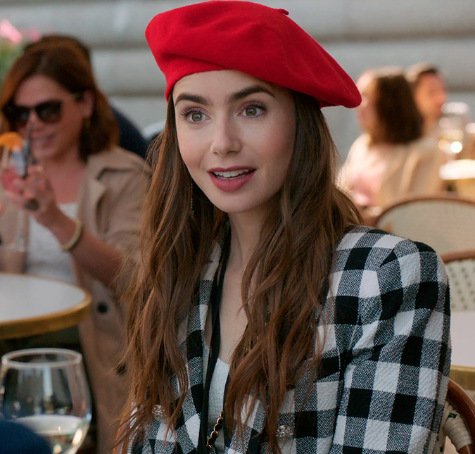 Lily Collins posta foto com roteiro de <I>Emily In Paris</i> e entrega início das gravações da quarta temporada