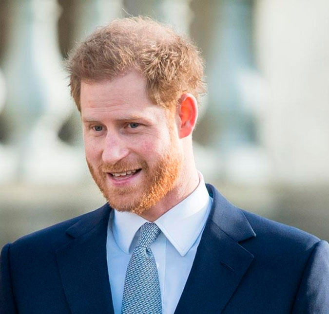 Príncipe Harry teria ficado sabendo sobre estado de saúde de Rei Charles III através da mídia, diz <i>site</i>