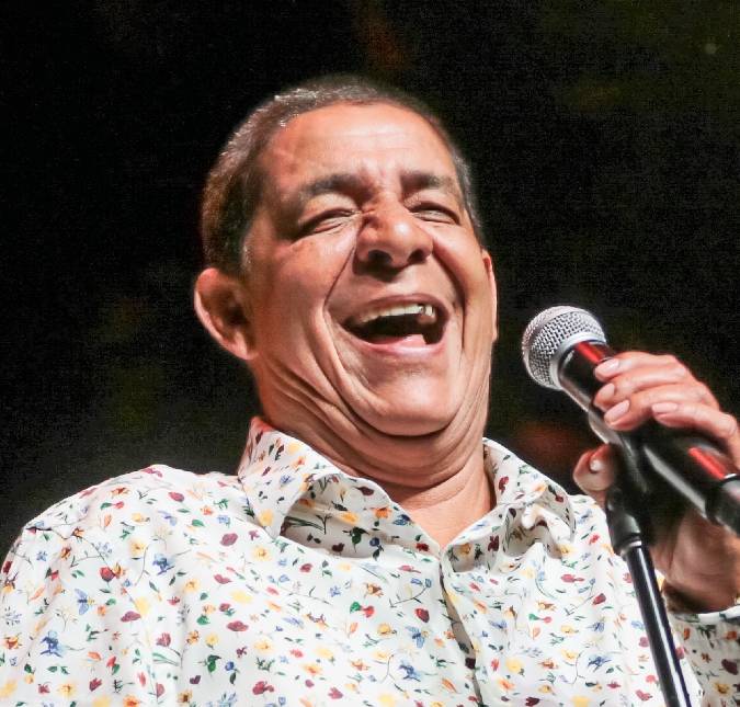 Zeca Pagodinho faz roda de samba e solta fogos de artifício para comemorar nascimento do neto