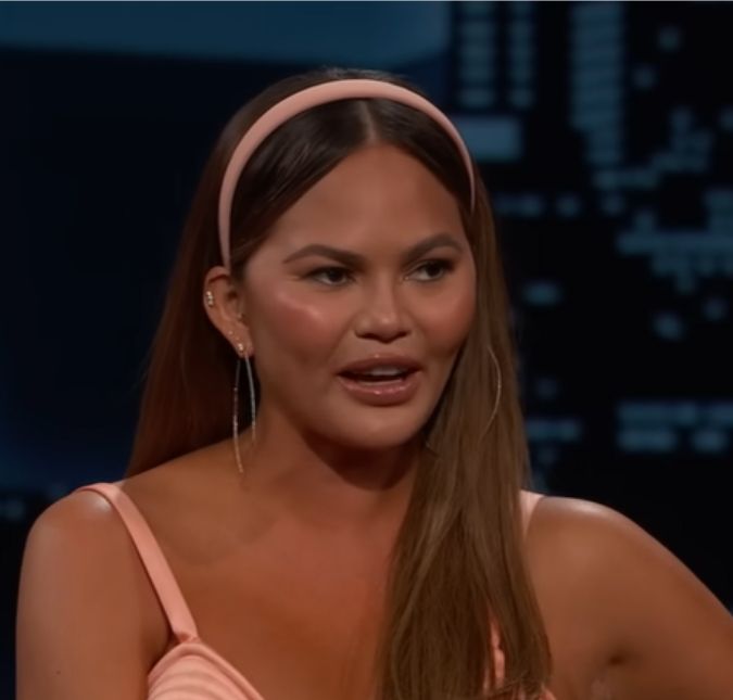 Chrissy Teigen e John Legend são criticados porque filho de cinco anos de idade nunca comeu legumes e verduras A artista contou sobre o paladar das crianças no programa de Jimmy Kimmel