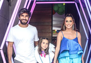 Deborah Secco compartilha novo visual de Maria Flor: <i>Minha ruiva veio aí</i>